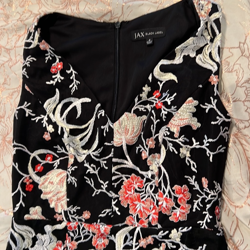 Beautiful dress - Picture 4 of 7